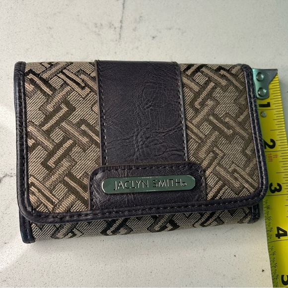 Jaclyn Smith small brown wallet in excellent condition. - Picture 3 of 8